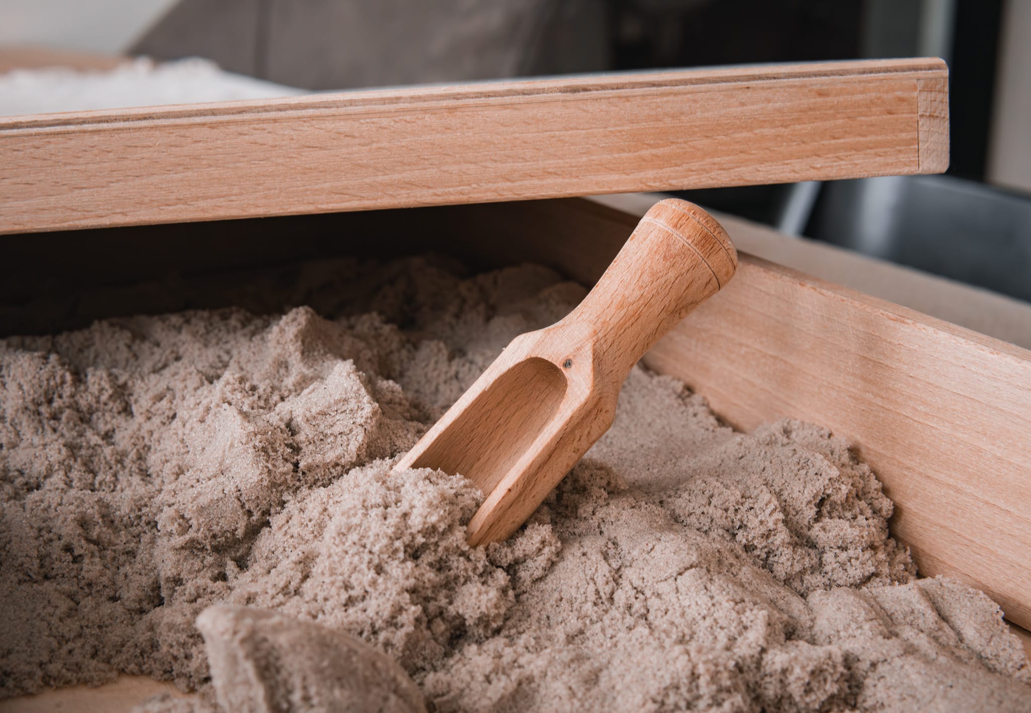 Kinetisch zand in speelbak – zacht en vormbaar speelzand voor kinderen, perfect voor sensorisch spel en rustige momenten.