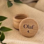 Houten tandendoosje met naam en maantje. Gepersonaliseerd bewaardoosje voor melktandjes