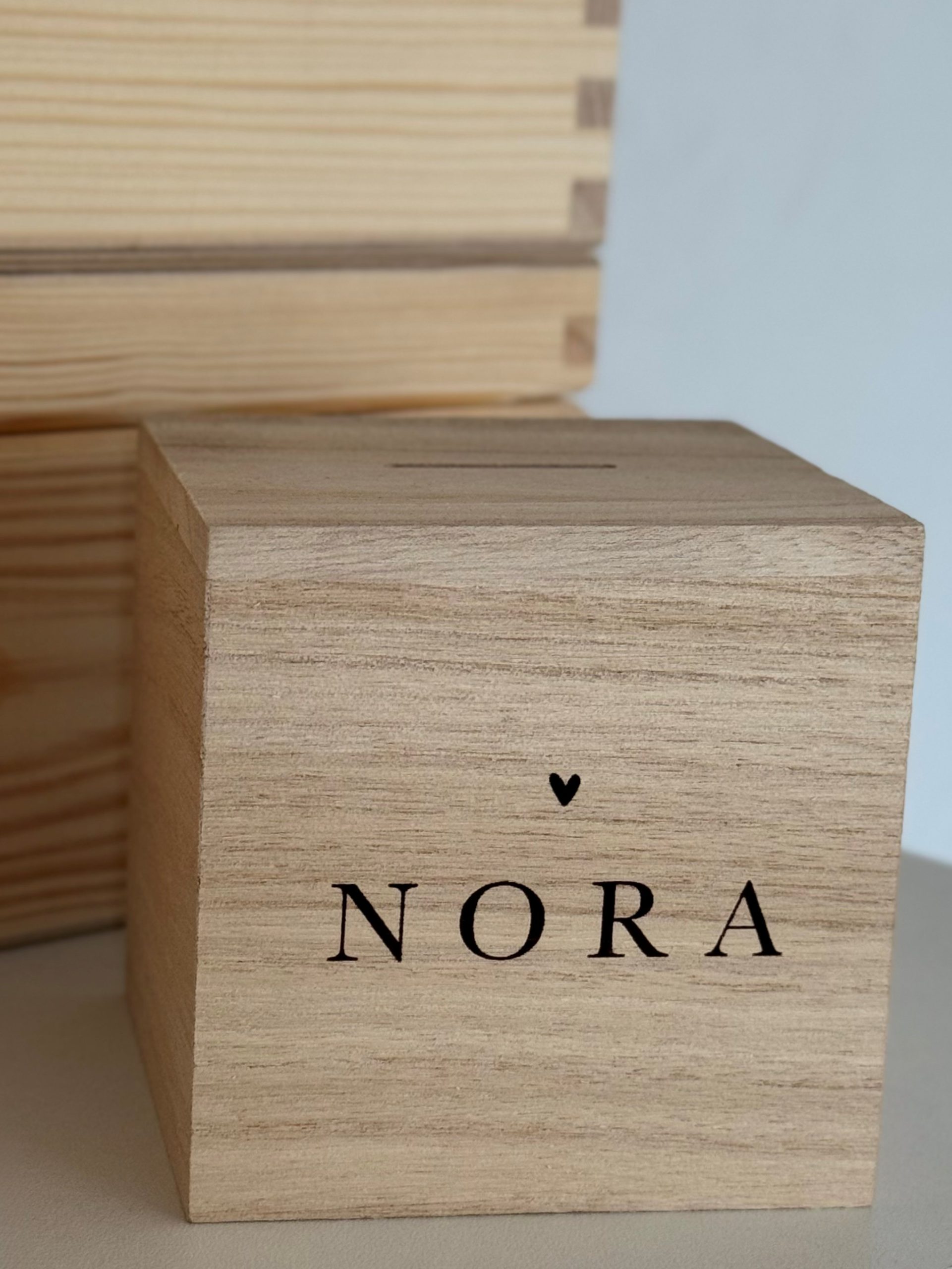een gepersonaliseerde houten spaarpot met naam en geboortedatum