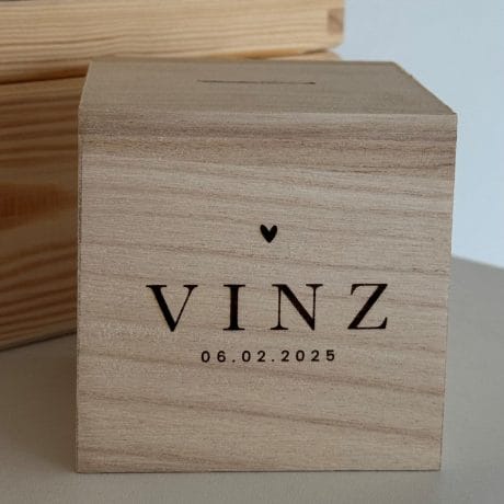 een gepersonaliseerde houten spaarpot met naam en geboortedatum