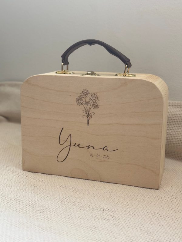 een houten koffertje met leren handvat gepersonaliseerd met naam en geboortedatum