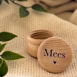 Houten tandendoosje met naam en hartje. Gepersonaliseerd bewaardoosje voor melktandjes