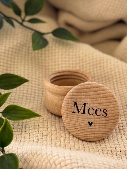 Houten tandendoosje met naam en hartje. Gepersonaliseerd bewaardoosje voor melktandjes