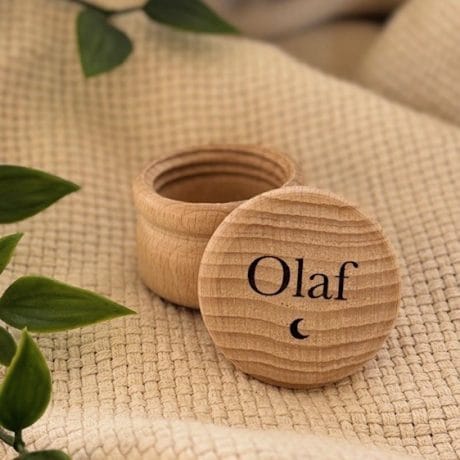 Houten tandendoosje met naam en maantje. Gepersonaliseerd bewaardoosje voor melktandjes