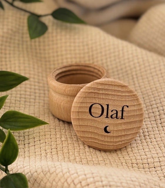 Houten tandendoosje met naam en maantje. Gepersonaliseerd bewaardoosje voor melktandjes