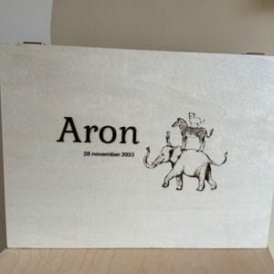Houten bewaardoos met naam, gepersonaliseerd kraamcadeau,huwelijk of als troostvol gebaar bij afscheid