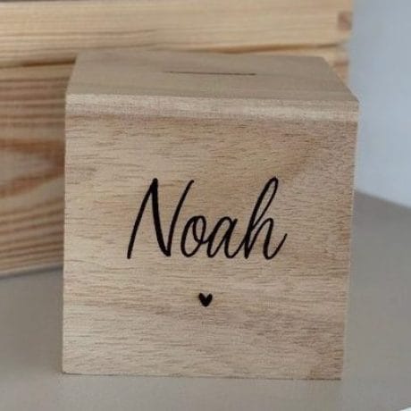 een gepersonaliseerde houten spaarpot met naam en geboortedatum