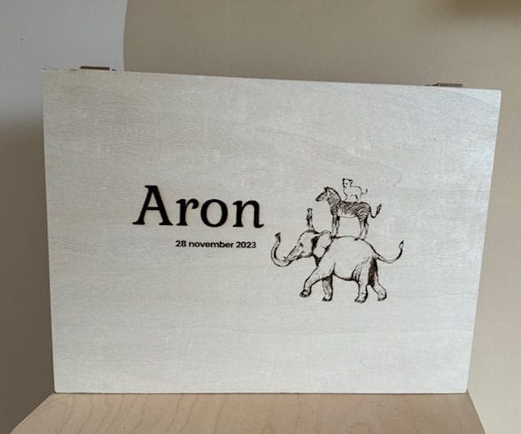Houten bewaardoos met naam, gepersonaliseerd kraamcadeau,huwelijk of als troostvol gebaar bij afscheid