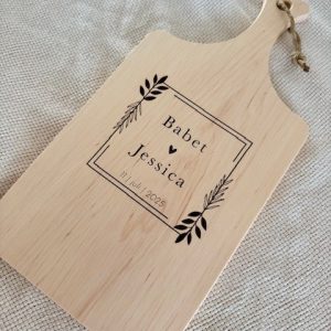 Gepersonaliseerde houten borrelplank met namen en trouwdatum gegraveerd