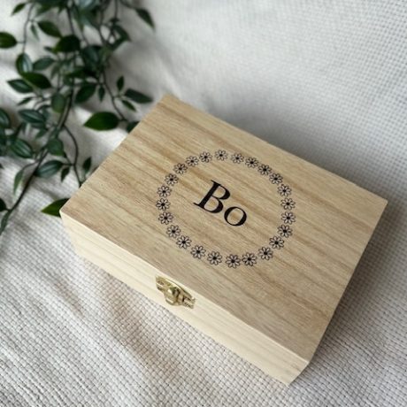 Houten haarspeldkistje met naam, met twee vakken voor haarspeldjes, elastiekjes en andere haaraccessoires, gegraveerd met madeliefjescirkel en naam.
