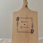 Gepersonaliseerde houten borrelplank met namen en trouwdatum gegraveerd