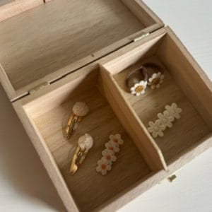 Houten haarspeldkistje met naam, met twee vakken voor haarspeldjes, elastiekjes en andere haaraccessoires, gegraveerd met madeliefjescirkel en naam.