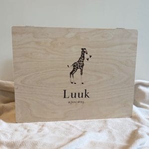 Houten bewaardoos met naam, gepersonaliseerd kraamcadeau,huwelijk of als troostvol gebaar bij afscheid