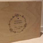 Houten gepersonaliseerde herinneringsdoos bruiloft met gegraveerde tekst "Wedding Memories" op de deksel.