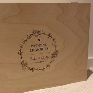 Houten gepersonaliseerde herinneringsdoos bruiloft met gegraveerde tekst "Wedding Memories" op de deksel.