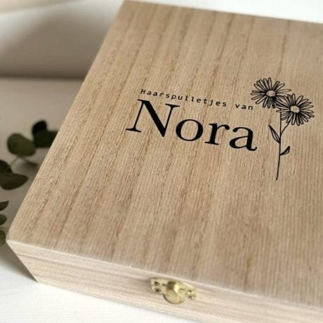 Houten haarspeldkistje met naam, met negen vakken voor haarspeldjes, elastiekjes en andere haaraccessoires, gegraveerd met Aster bloem en naam