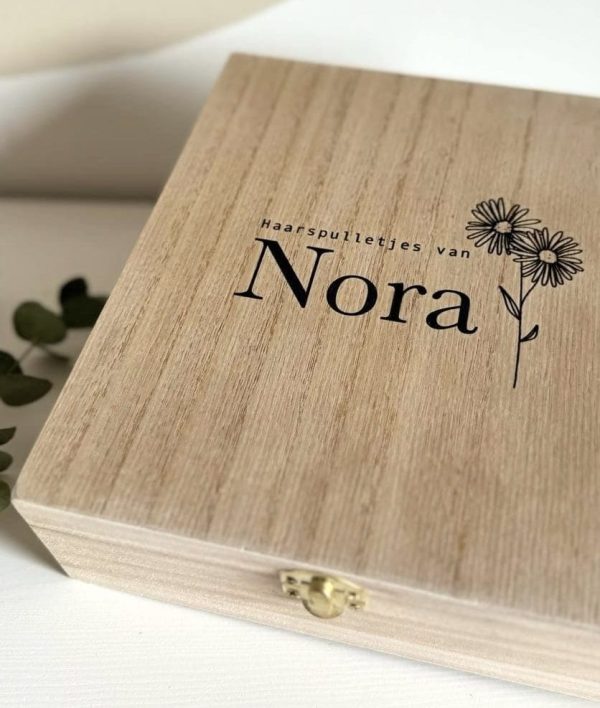 Houten haarspeldkistje met naam, met negen vakken voor haarspeldjes, elastiekjes en andere haaraccessoires, gegraveerd met Aster bloem en naam