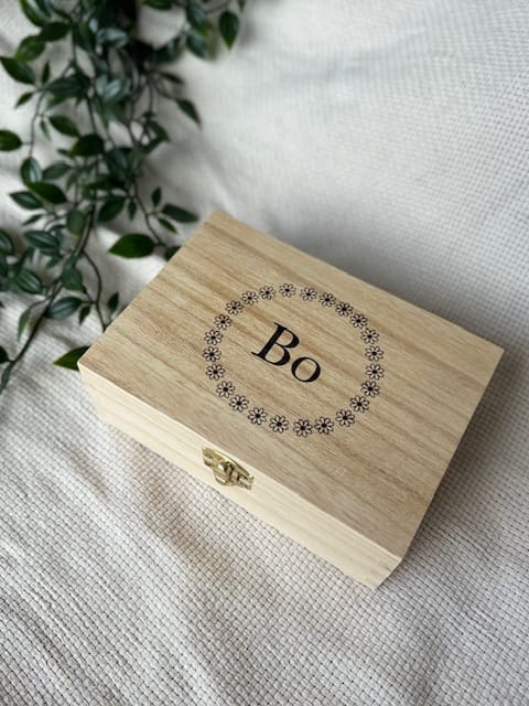 Houten haarspeldkistje met naam, met twee vakken voor haarspeldjes, elastiekjes en andere haaraccessoires, gegraveerd met madeliefjescirkel en naam.