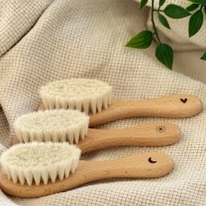Babyborstel van hout met figuur: hartje, bloemetje en maantje. Zachte natuurlijke haren geschikt voor pasgeboren baby’s