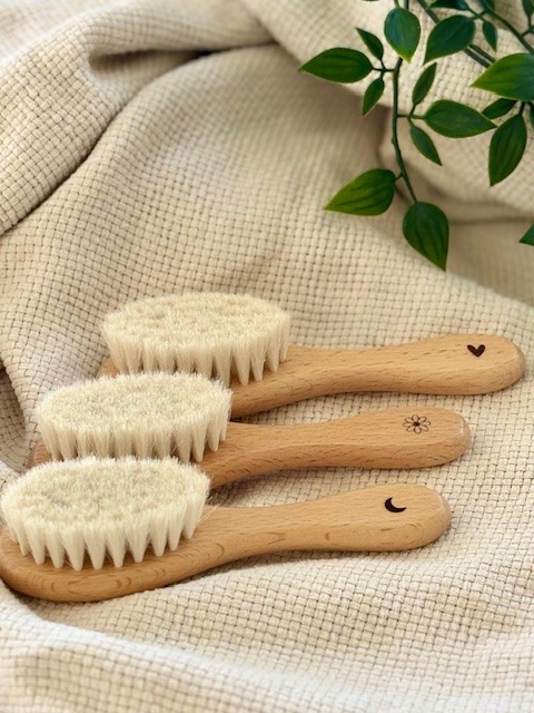Babyborstel van hout met figuur: hartje, bloemetje en maantje. Zachte natuurlijke haren geschikt voor pasgeboren baby’s