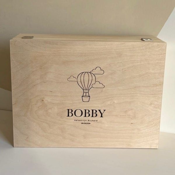 Houten bewaardoos met naam, gepersonaliseerd kraamcadeau,huwelijk of als troostvol gebaar bij afscheid