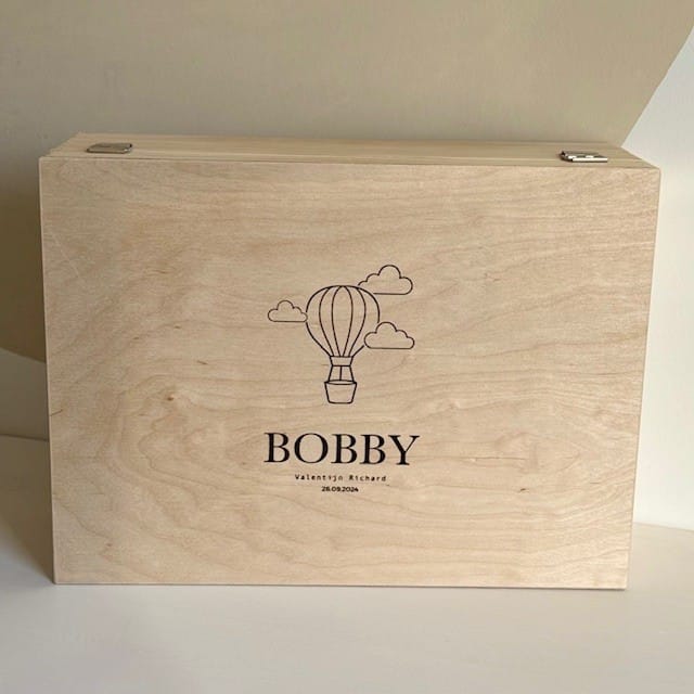 Houten bewaardoos met naam, gepersonaliseerd kraamcadeau,huwelijk of als troostvol gebaar bij afscheid
