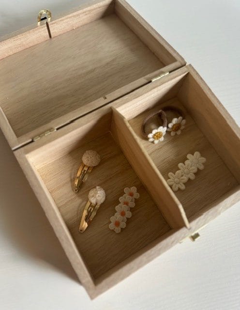 Houten haarspeldkistje met naam, met twee vakken voor haarspeldjes, elastiekjes en andere haaraccessoires, gegraveerd met madeliefjescirkel en naam.