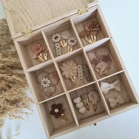 Houten haarspeldkistje met naam, met negen vakken voor haarspeldjes, elastiekjes en andere haaraccessoires, gegraveerd met cirkel en naam. dit is de binnenkant kistje
