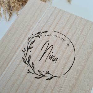 Houten haarspeldkistje met naam, met negen vakken voor haarspeldjes, elastiekjes en andere haaraccessoires, gegraveerd met Aster bloem en naam