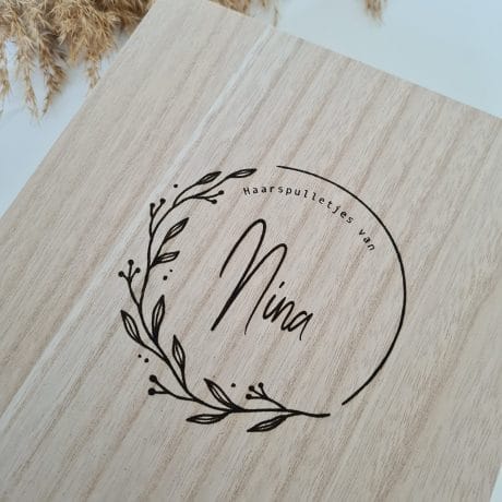 Houten haarspeldkistje met naam, met negen vakken voor haarspeldjes, elastiekjes en andere haaraccessoires, gegraveerd met Aster bloem en naam