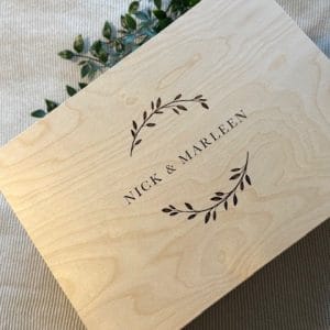 Houten gepersonaliseerde herinneringsdoos bruiloft met gegraveerde tekst