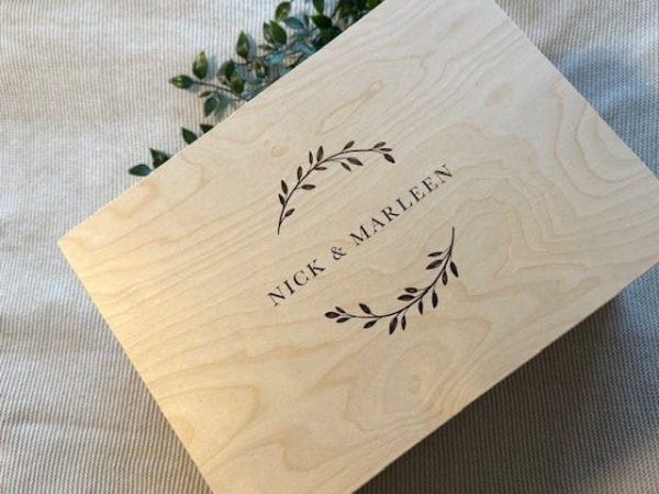 Houten gepersonaliseerde herinneringsdoos bruiloft met gegraveerde tekst
