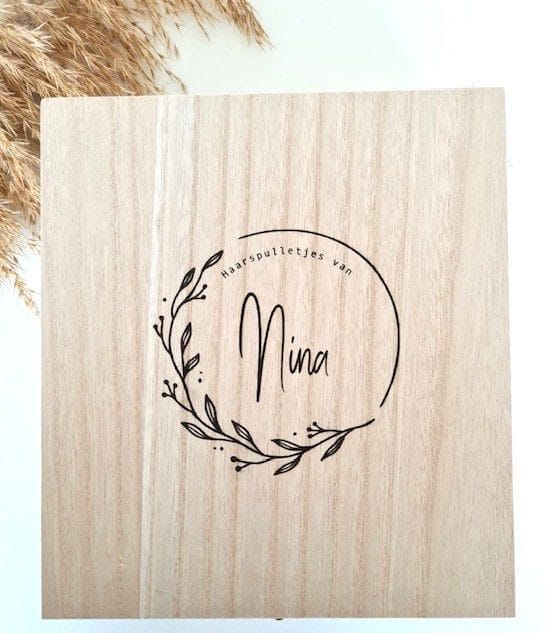 Houten haarspeldkistje met naam, met negen vakken voor haarspeldjes, elastiekjes en andere haaraccessoires, gegraveerd met Aster bloem en naam