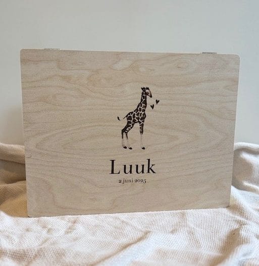 Houten bewaardoos met naam, gepersonaliseerd kraamcadeau,huwelijk of als troostvol gebaar bij afscheid