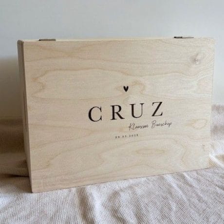 Houten bewaardoos met naam, gepersonaliseerd kraamcadeau,huwelijk of als troostvol gebaar bij afscheid