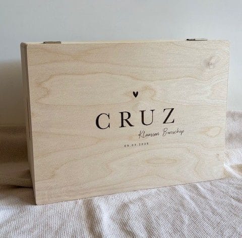 Houten bewaardoos met naam, gepersonaliseerd kraamcadeau,huwelijk of als troostvol gebaar bij afscheid