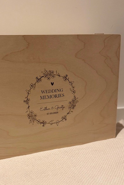 Houten gepersonaliseerde herinneringsdoos bruiloft met gegraveerde tekst "Wedding Memories" op de deksel.