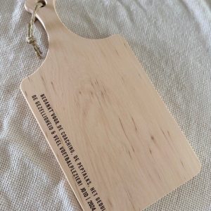 Houten borrelplank met persoonlijke gravering – ideaal als bedankje voor juf, collega, vriend(in) of coach