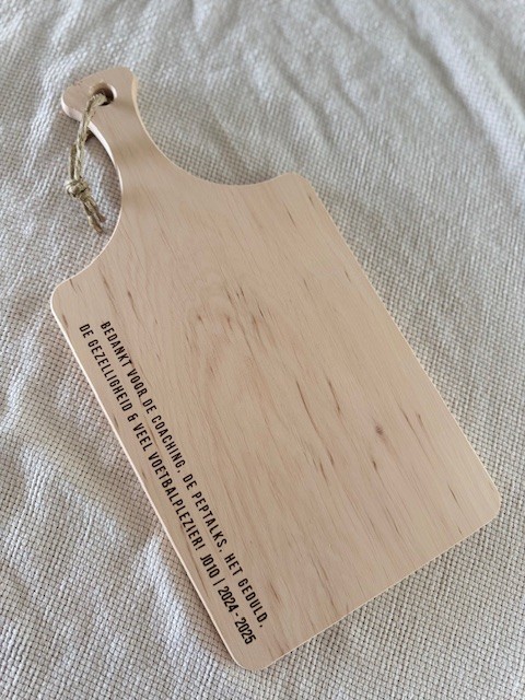 Houten borrelplank met persoonlijke gravering – ideaal als bedankje voor juf, collega, vriend(in) of coach