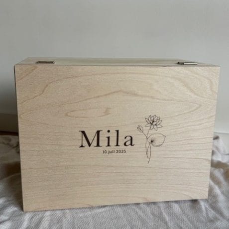 Houten bewaardoos met naam, gepersonaliseerd kraamcadeau,huwelijk of als troostvol gebaar bij afscheid