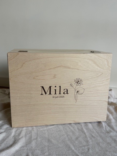 Houten bewaardoos met naam, gepersonaliseerd kraamcadeau,huwelijk of als troostvol gebaar bij afscheid