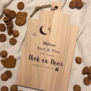 Gepersonaliseerd Sinterklaas welkomstbord in huisjesvorm met tekst “Welkom Sint & Piet” en namen van kinderen