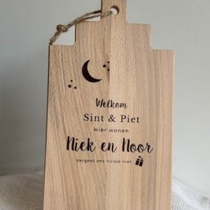 Gepersonaliseerd Sinterklaas welkomstbord in huisjesvorm met tekst “Welkom Sint & Piet” en namen van kinderen